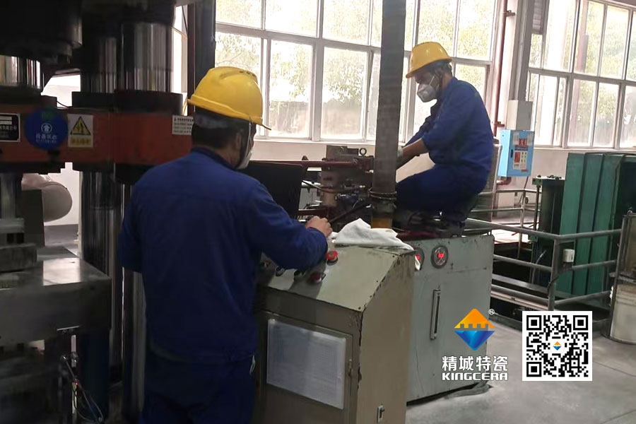 以厂为家，勇于继承：：魏科班组自主刷新压机纪实